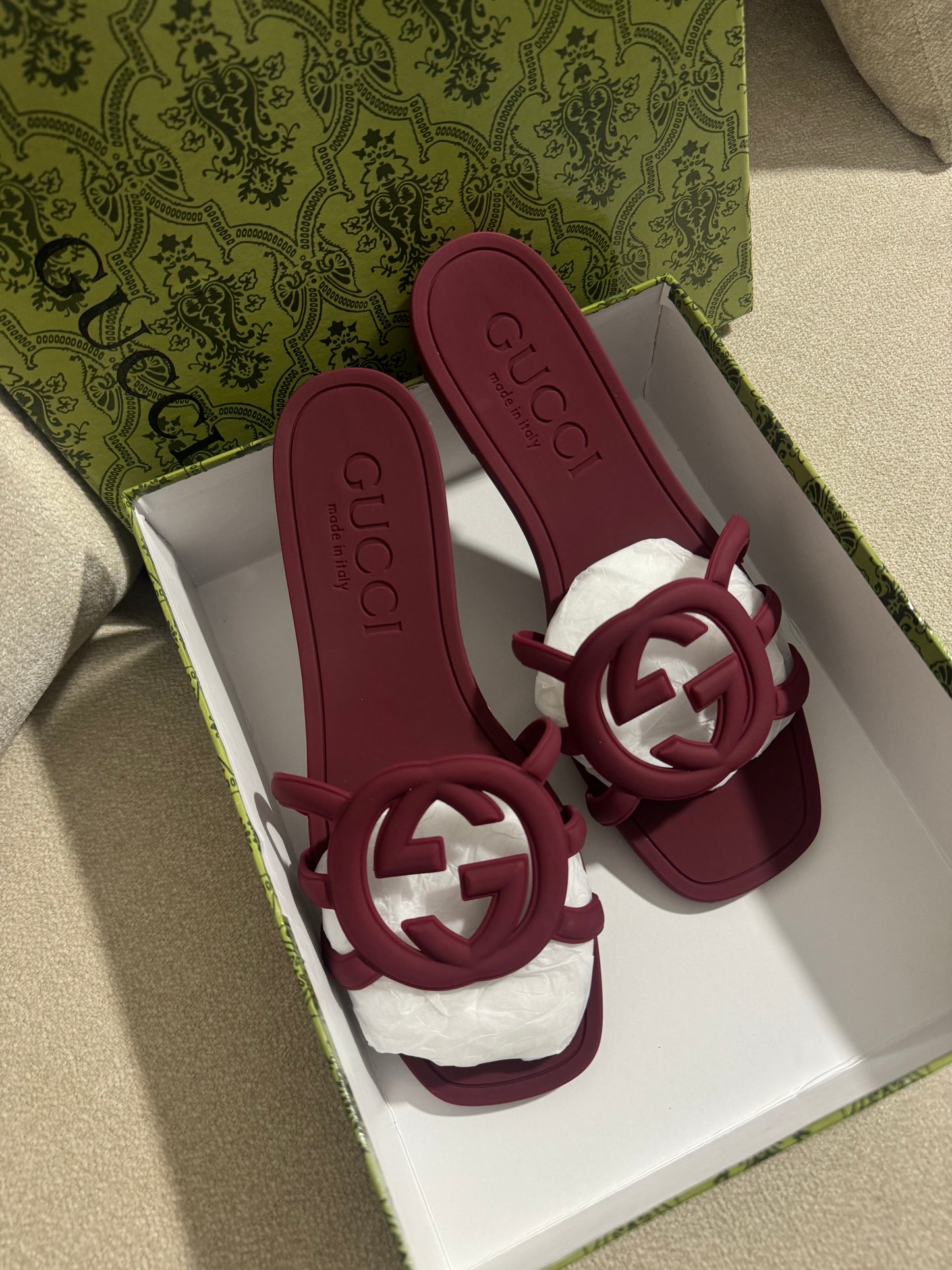 GUCCI
Rubber slides Burgundy