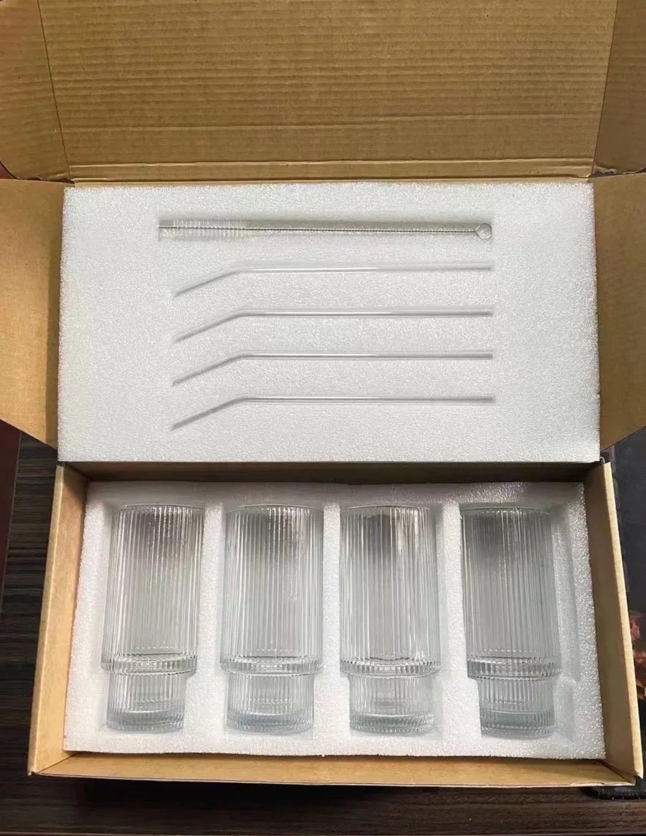 Set of 4 ribbed glass , with lid & straws