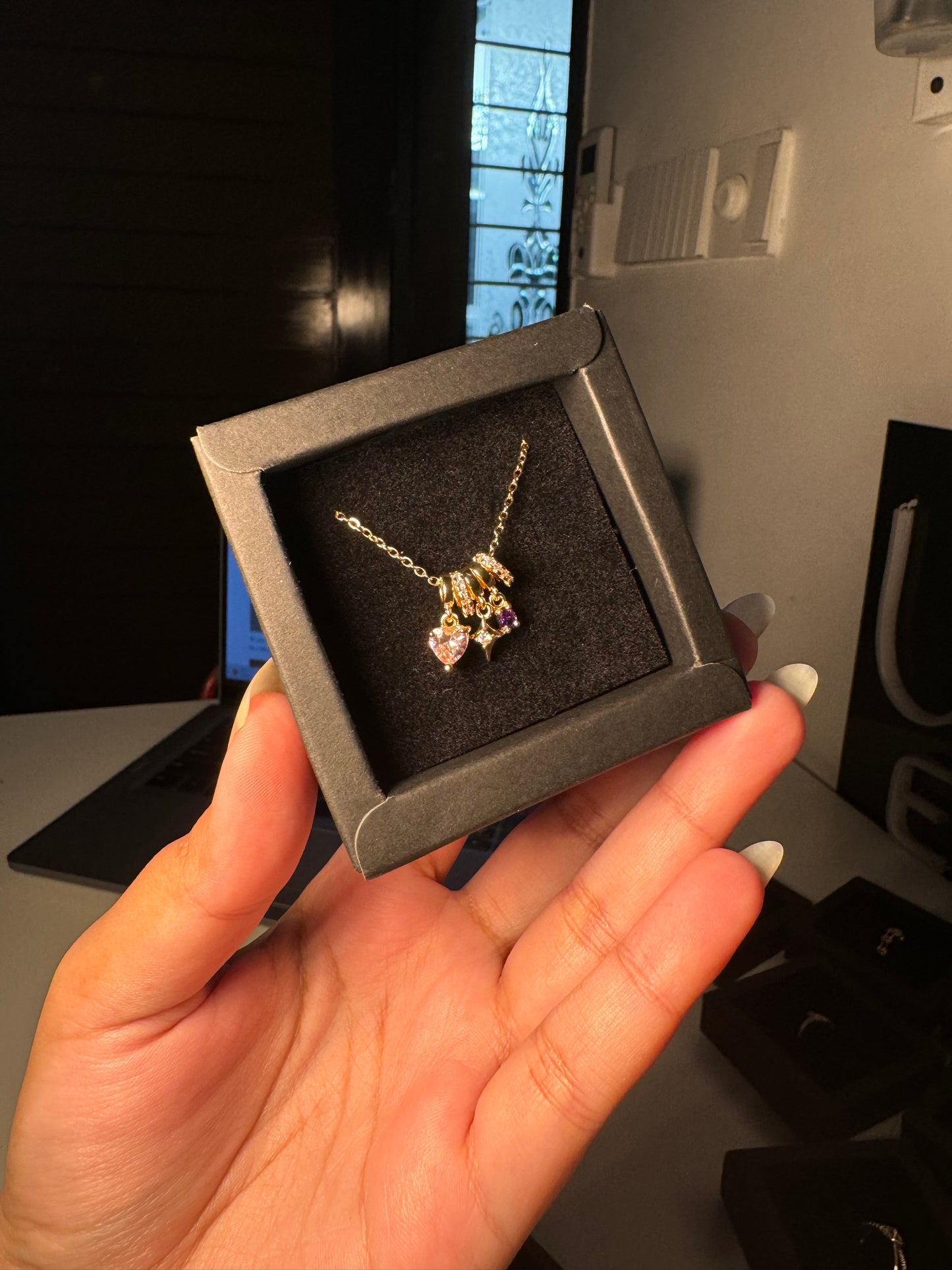 Minimal Neckpiece
