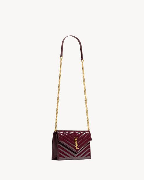 CASSANDRE ENVELOPE CHAIN WALLET IN PATENT LEATHER RED