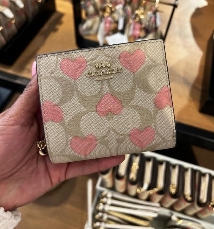 Coach Snap Wallet In Signature Canvas With Heart Print