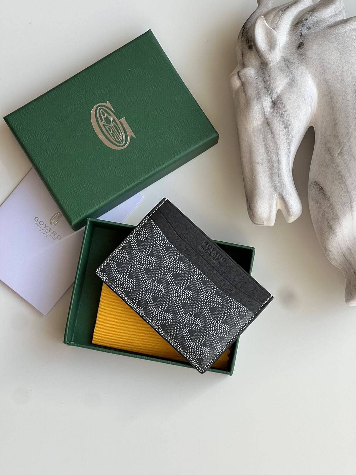 Goyard card holder ( unisex ) with box
