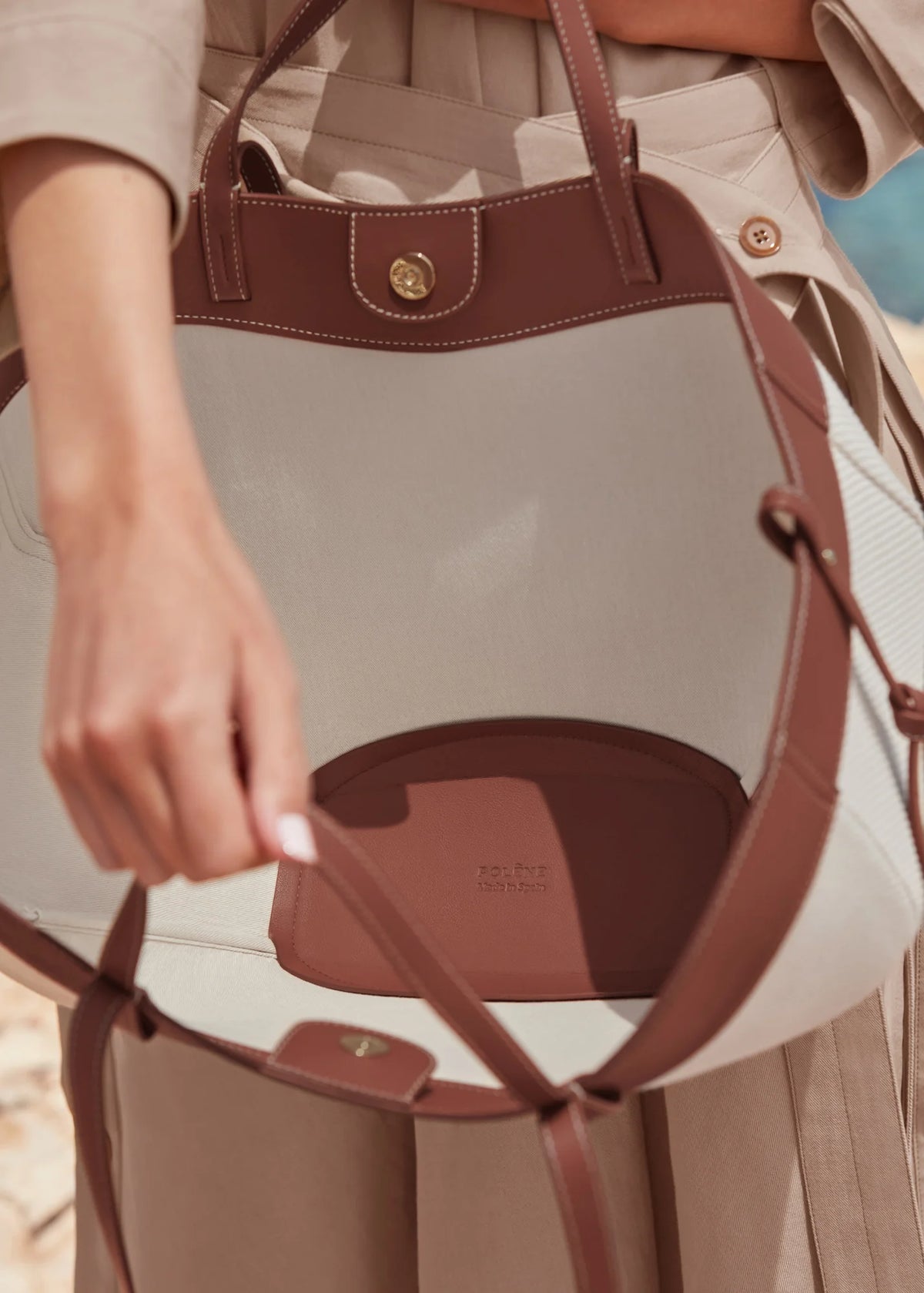 Cyme
EDITION BROWN CANVAS