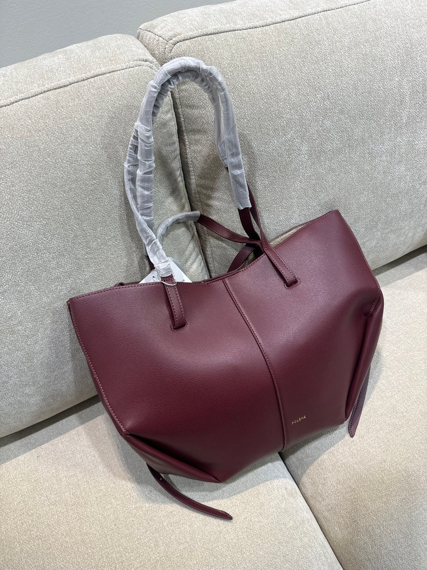 Cyme
EDITION TEXTURED BLACK CHERRY