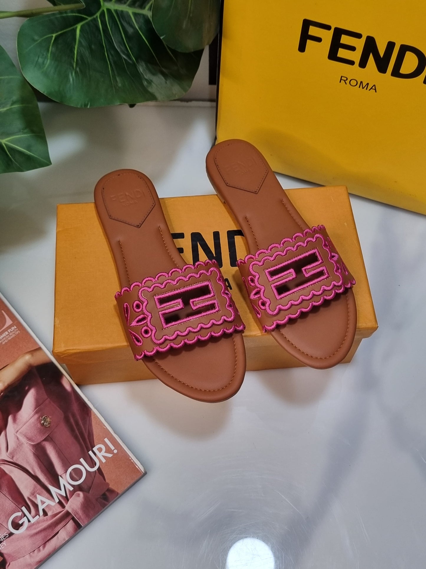 Scalloped sandals pink