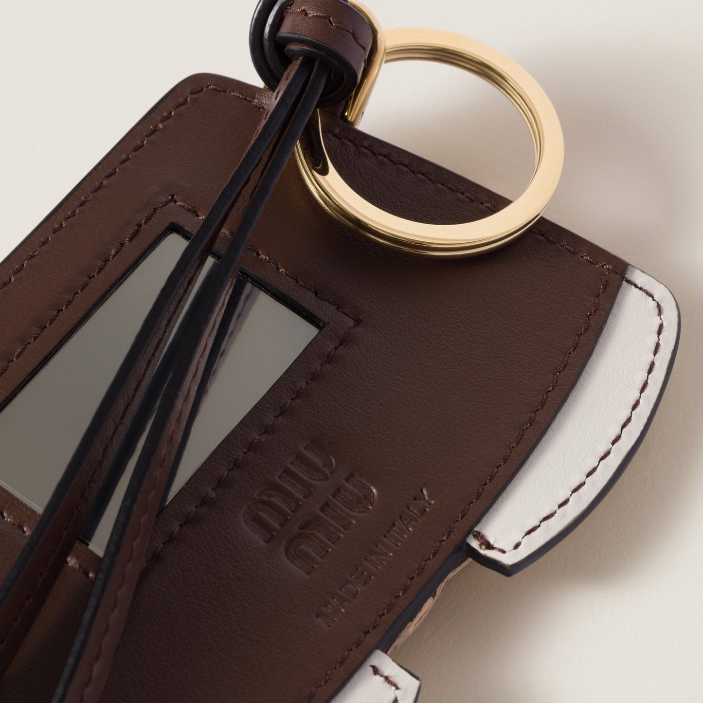 MIU MIU

Skirt leather keychain trick