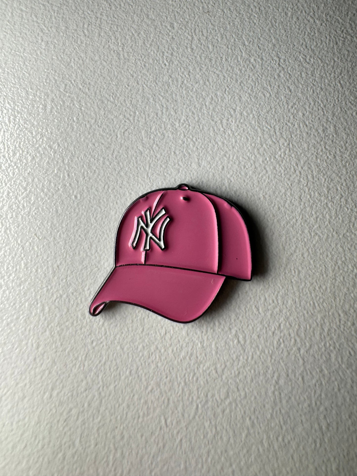 🧢 NY cap phone charm