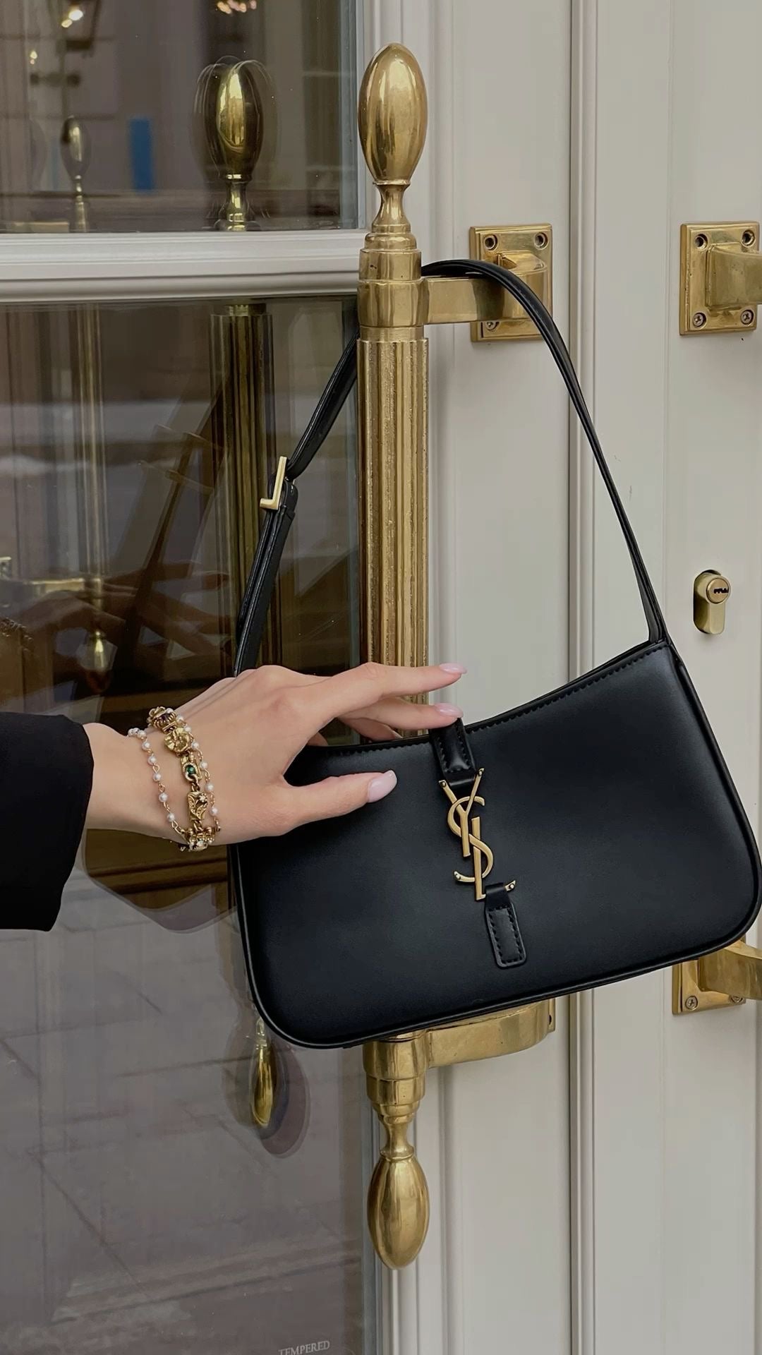 SAINT LAURENT Medium LE 5 À 7 IN SMOOTH LEATHER NOIR