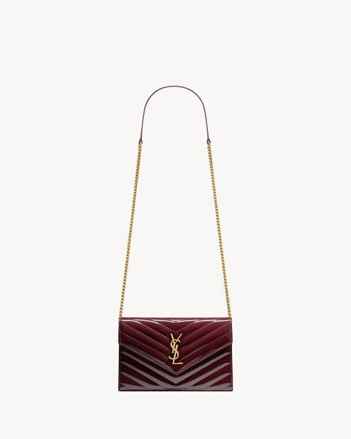 CASSANDRE ENVELOPE CHAIN WALLET IN PATENT LEATHER RED
