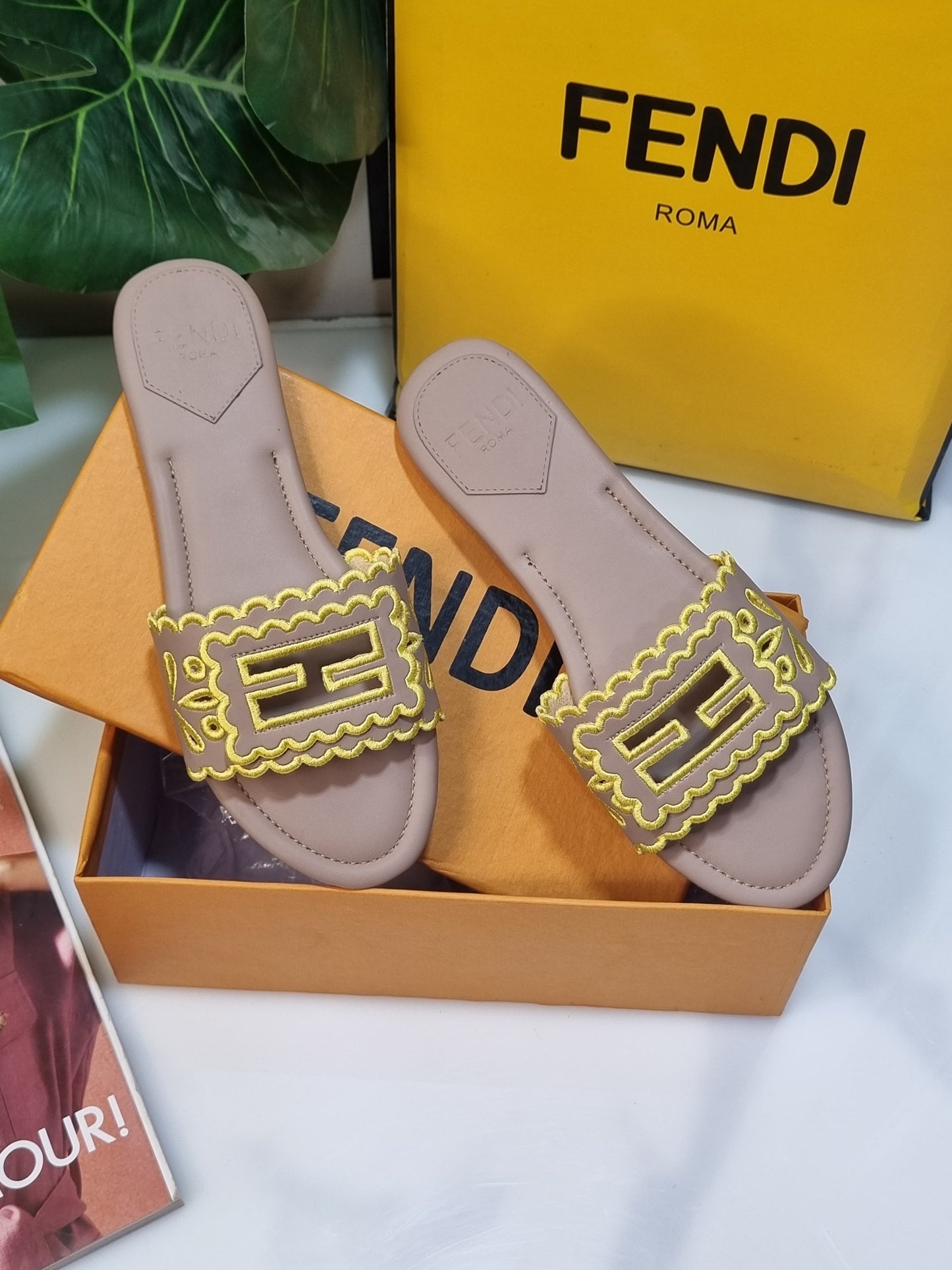 Scalloped sandals beige