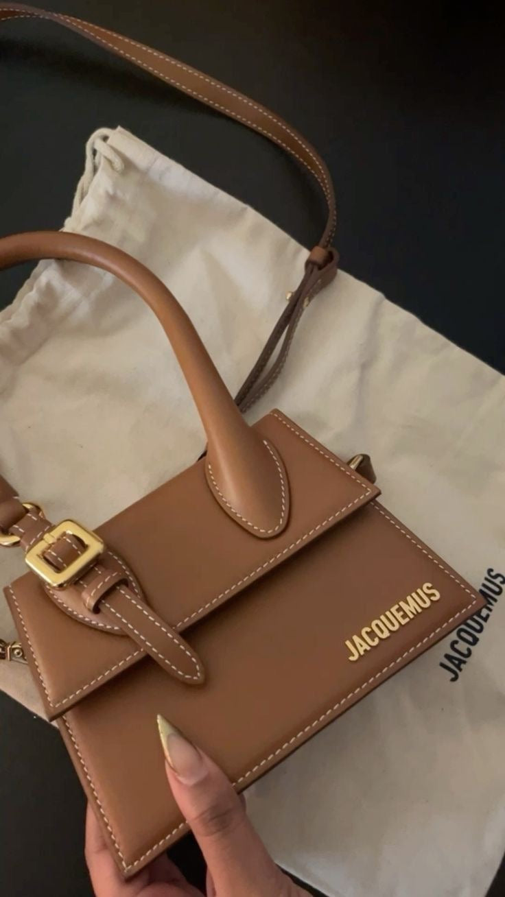 JACQUEMUS The medium Chiquito with buckle