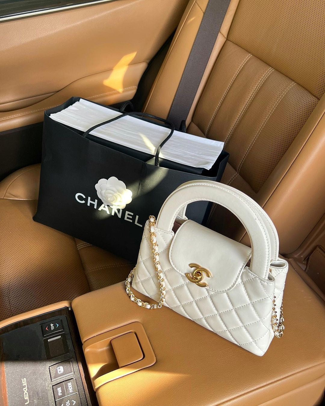 CHANEL
Small Kelly white
