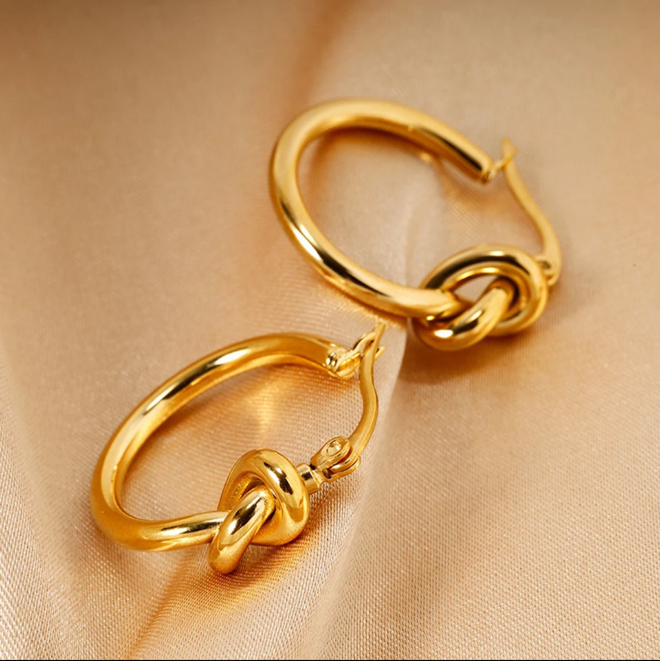 Knotted hoops