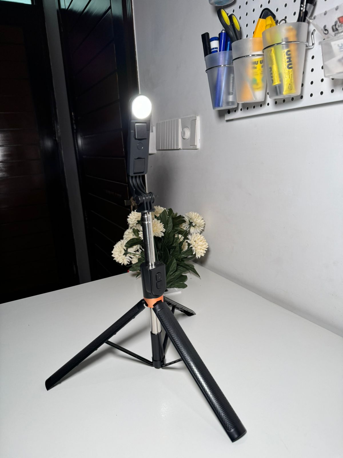 LIVE BROADCAST TRIPOD STAND WITH LIGHT AND WIRELESS REMOTE 165cm